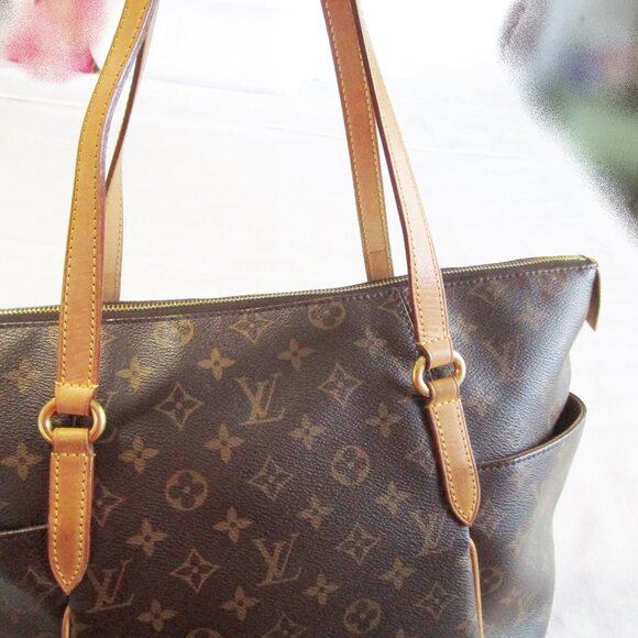 Louis Vuitton Elegant Brown Tote Bag - Picture 8 of 16